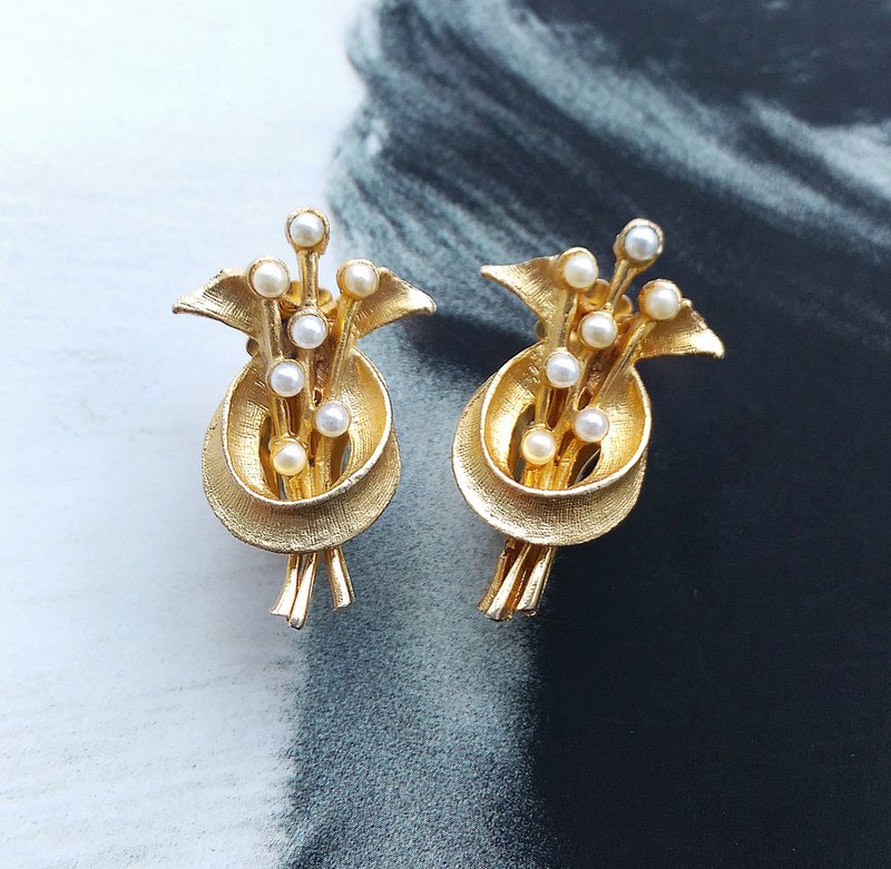 Vintage Jewelry 西洋古董飾品 細緻 立體仿珠花束 夾式耳環 - 耳環/耳夾/耳骨夾 - 其他金屬 金色