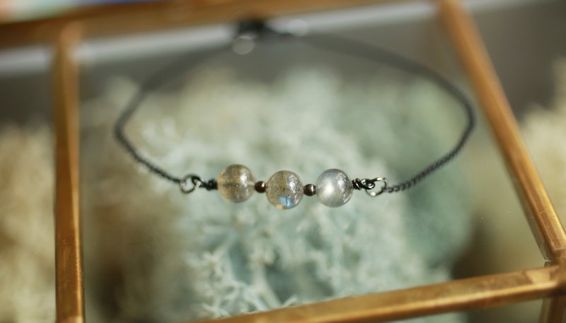 goth-Labradorite small round bead black bracelet mysterious and noble - สร้อยคอ - เครื่องเพชรพลอย สีเทา