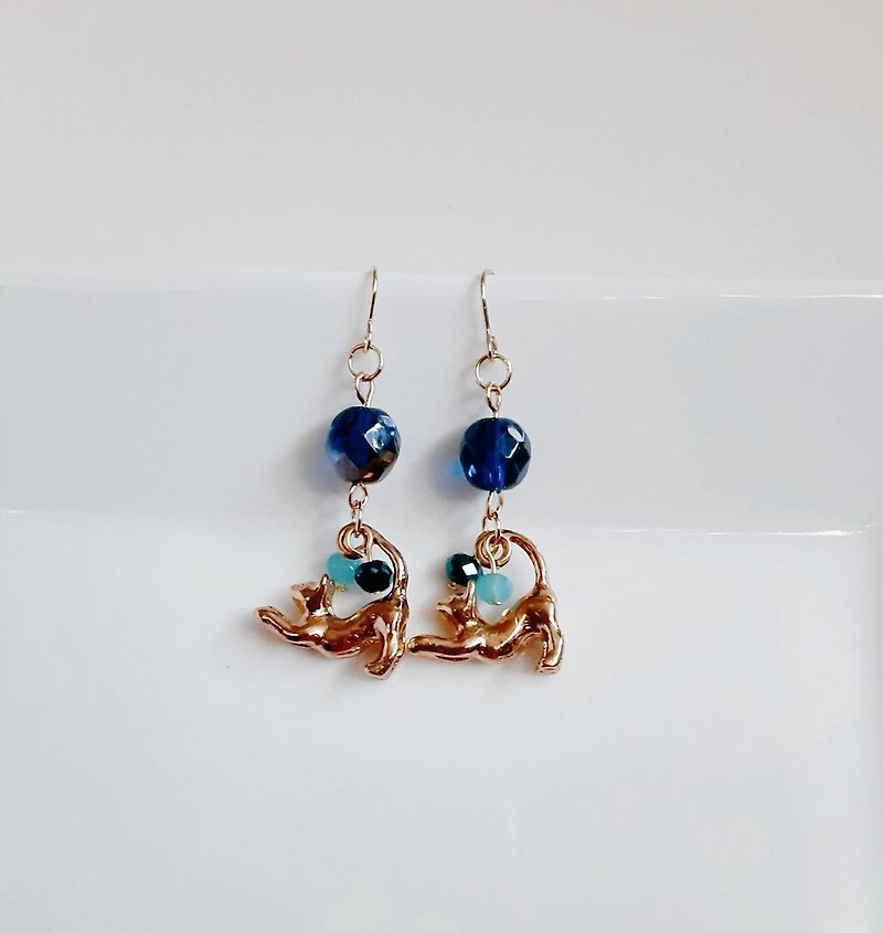 Fire polished Czech beads and sitting cat earrings, Capri blue, birthday present, cute, can be changed to hypoallergenic earrings or Clip-On - ต่างหู - แก้ว สีน้ำเงิน
