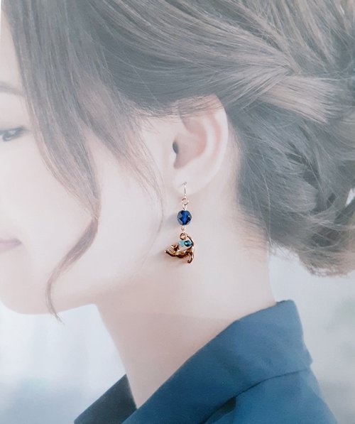 クリスタルガラス フラワー パープル❀とお座り猫ちゃん♡のドロップピアス♡ Online ハンドメイド・手芸 クリスタルガラス フラワー パープル