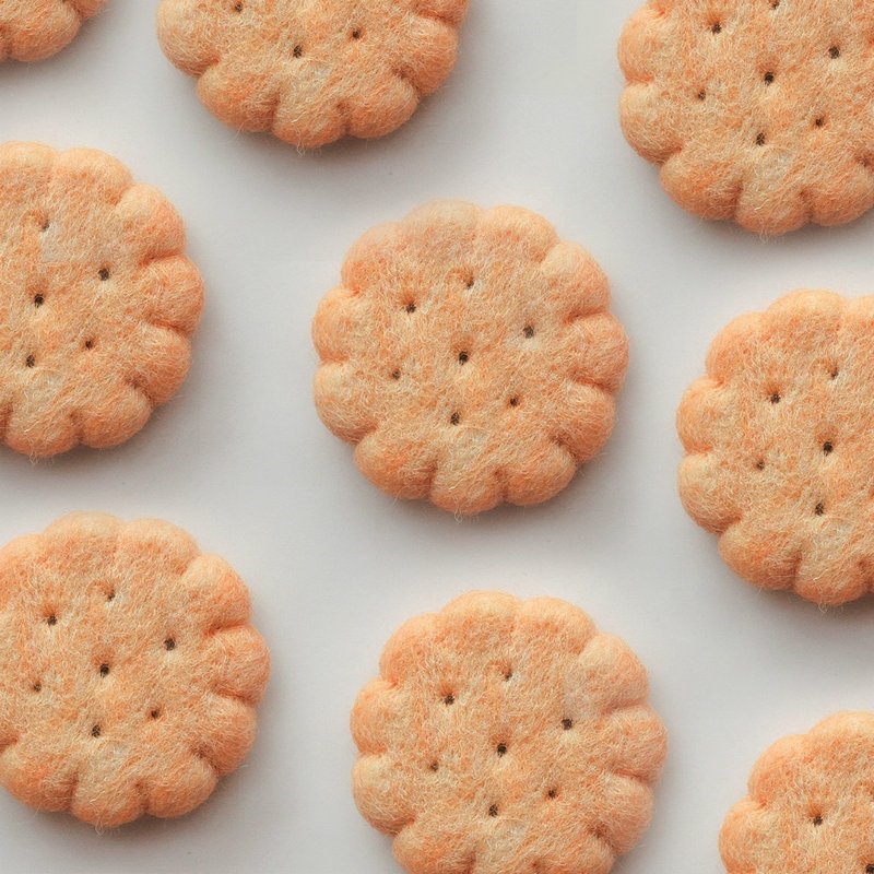 Wool felt hand-made milk small round breakfast biscuit brooch/pin/magnet/fridge magnet/hairpin hair accessory - เข็มกลัด - ขนแกะ สีเหลือง