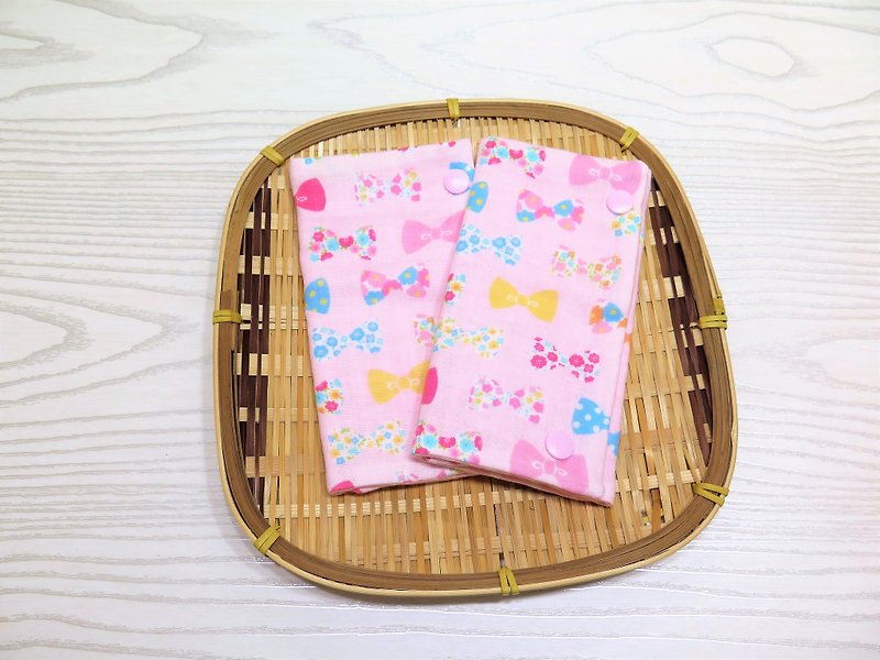 Candy bow (pink) / 2 into (a pair): Japan six layers of yarn non-toxic hand-held double-sided strap saliva towel. - Bibs - Cotton & Hemp Pink