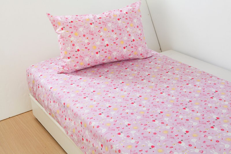 Anti-mite, waterproof and breathable cotton bedding, pillowcase set <Rabbit Garden> Single cleaning pad, waterproof pad - เครื่องนอน - ผ้าฝ้าย/ผ้าลินิน สึชมพู
