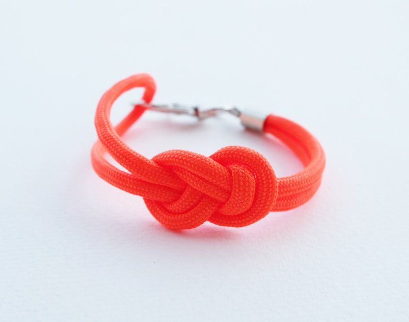 Paracord infinity-knot with metal clip bracelet in NEON ORANGE - 手鍊/手環 - 其他材質 紅色