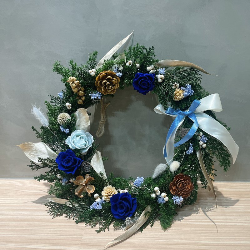 Everlasting cedar rose wreath. blue christmas - ตกแต่งผนัง - พืช/ดอกไม้ สีน้ำเงิน