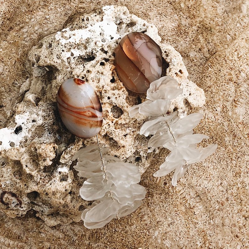 Blooming Tides agate sardonyx earrings - Earrings & Clip-ons - Semi-Precious Stones White