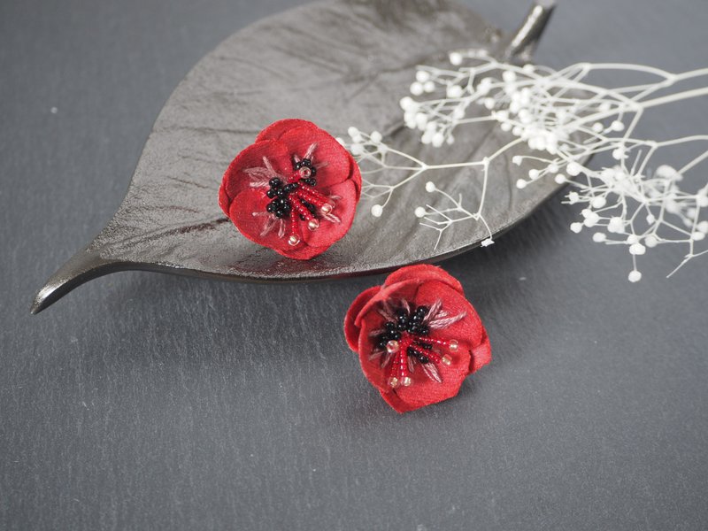 ポピーの花 赤色 ビーズ刺繡 刺繍 ピアス イヤリング - 耳環/耳夾/耳骨夾 - 其他材質 紅色
