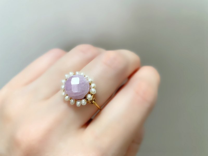 Chamomile - Kunzite and freshwater pearl wire ring - General Rings - Gemstone Purple