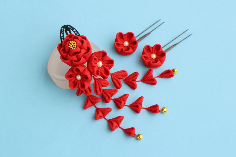 Pure Silk Camellia Hair Ornament, 2 Red U-Pin Flower lover/ Tsumami Crafts, Hairpin, Japanese Yukata, Kimono, Shichi-Go-San Graduation Ceremony, Hakama, Doll's Festival, Children's Day, New Year's Day - เครื่องประดับผม - ผ้าไหม สีแดง