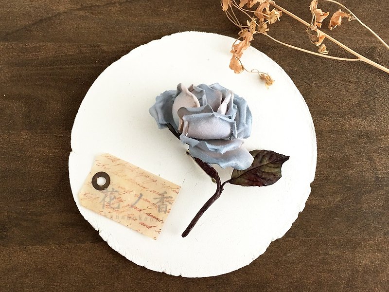 Corsage old light blue rose - เข็มกลัด - ผ้าฝ้าย/ผ้าลินิน สีน้ำเงิน