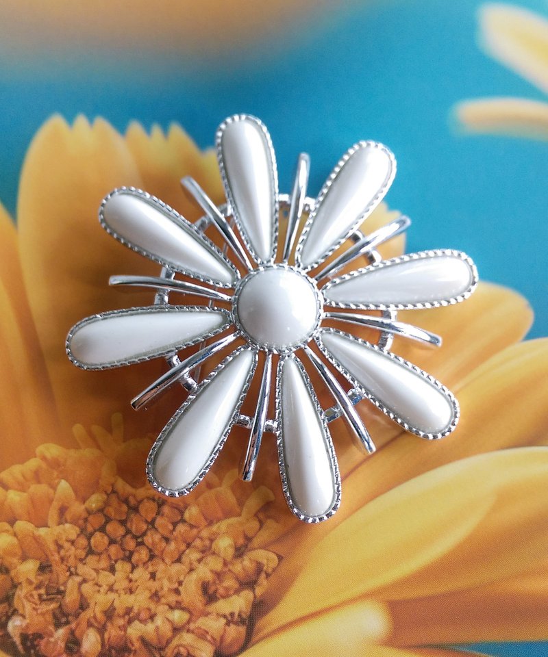 Vintage Jewelry 西洋古董飾品 SARAH COV  白雪花 別針 - 徽章/別針 - 其他金屬 金色