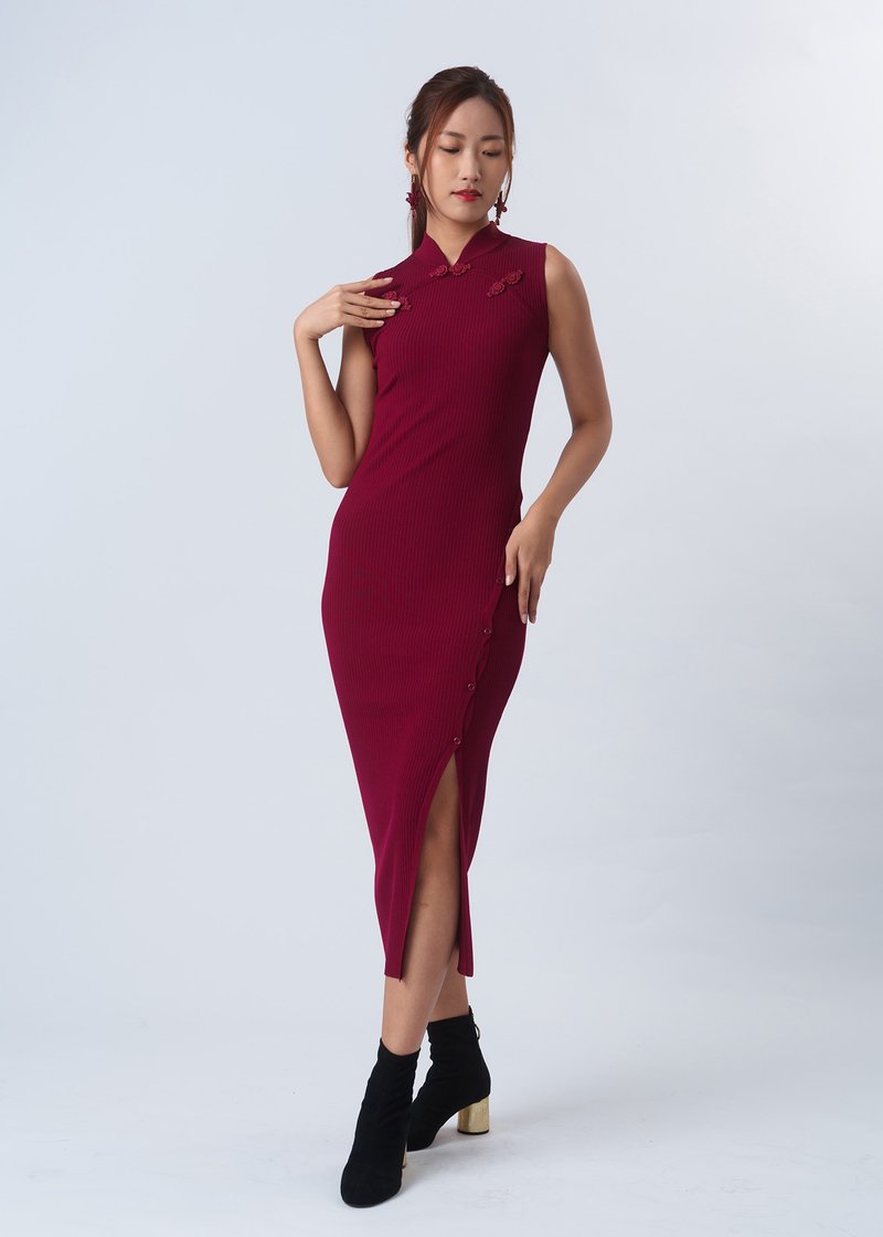 Sleeveless Ribbed Qipao w Pankou (Dark Red) - กี่เพ้า - วัสดุอื่นๆ สีแดง