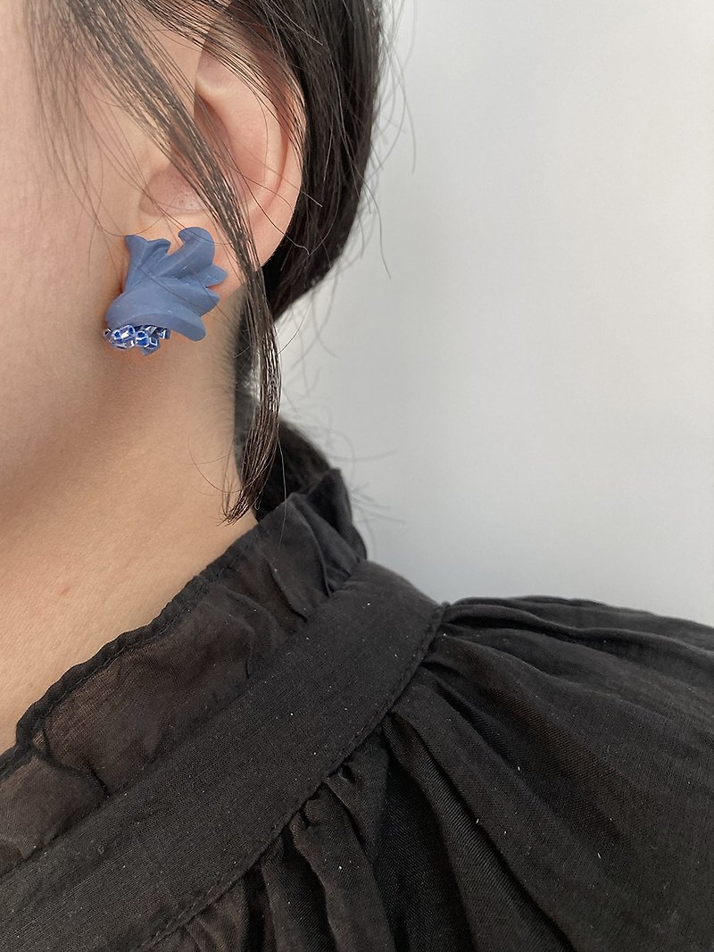 #7 藍貝殼裝飾 耳環 : 手工製作軟陶 - 耳環/耳夾 - 黏土 藍色
