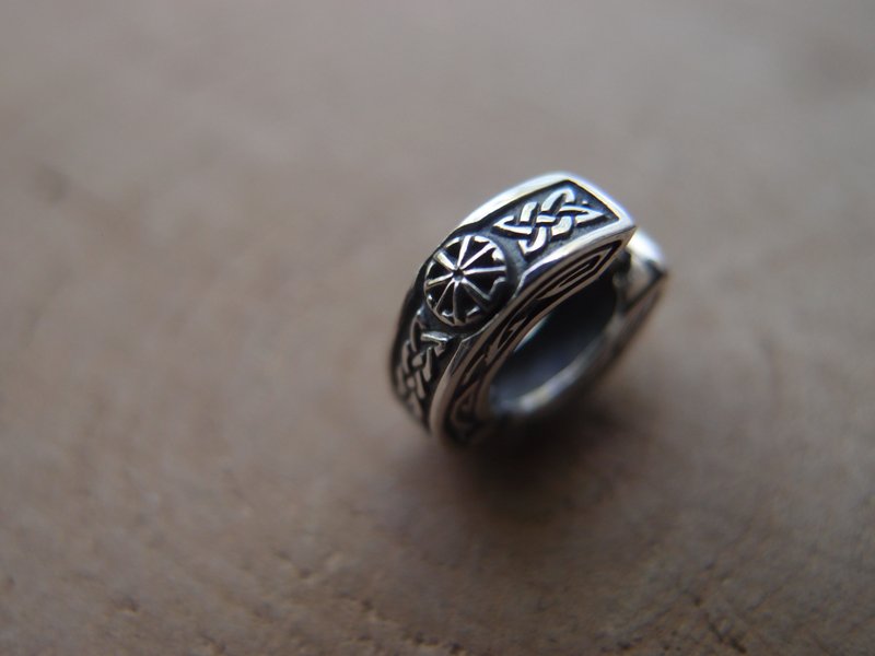 Sterling Silver Celtic Viking hoop earring for men 0,6 inch unisex hoop Single - 耳環/耳夾 - 純銀 銀色