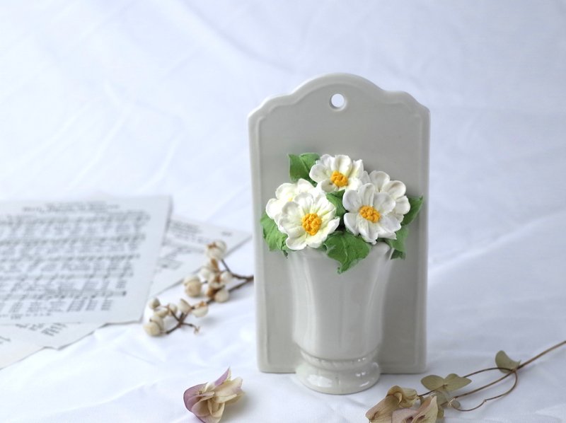 Floral clay mounted daisy porcelain wall hanging - ตกแต่งผนัง - ดินเหนียว ขาว