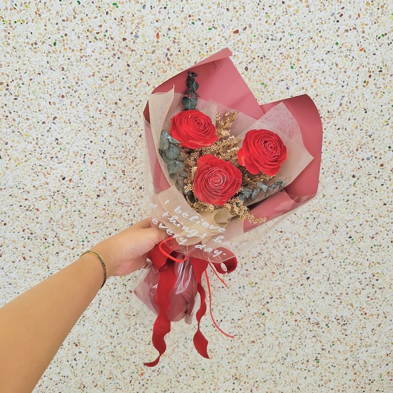 【現貨】玫瑰索拉花花束。禮物。附提袋。畢業。老師禮物 - 乾花/永生花 - 植物．花 