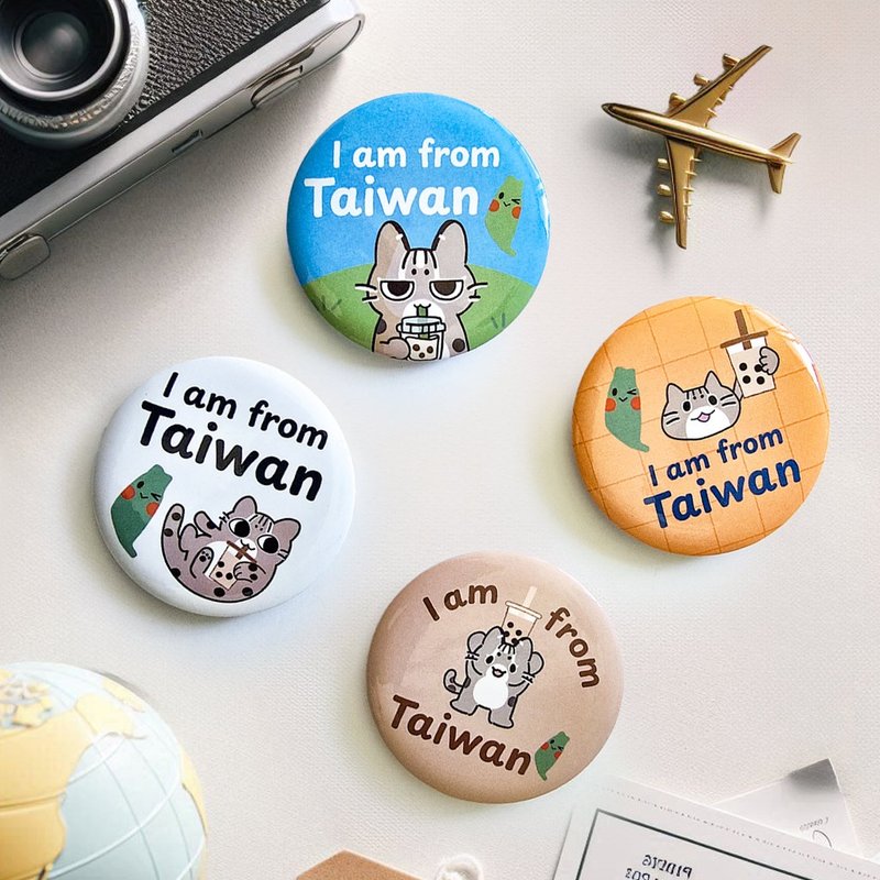 送貼紙【英文版 我是台灣人胸章別針】石虎貓 出國旅遊必備 - 襟章/徽章 - 塑膠 多色