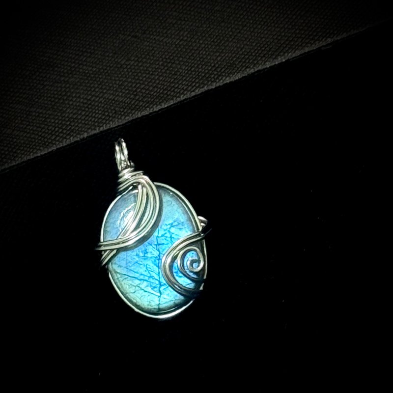 【Breaking Free】 Metal-Woven Labradorite Necklace - สร้อยคอ - คริสตัล สีน้ำเงิน