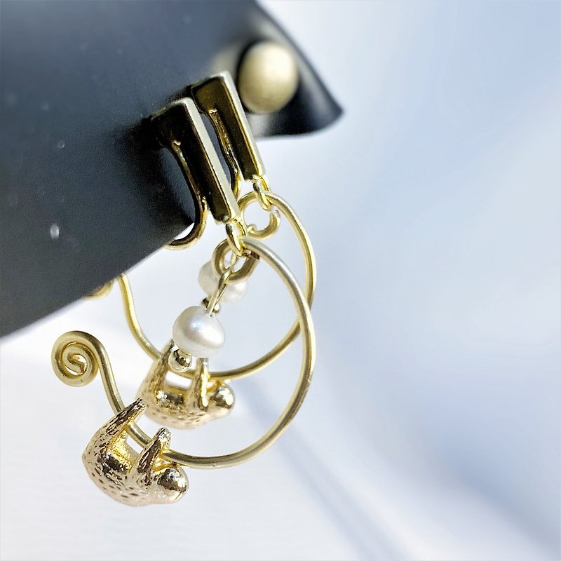 夾式耳環 | 懶懶地爬 | 小樹懶 - 耳環/耳夾 - 銅/黃銅 金色