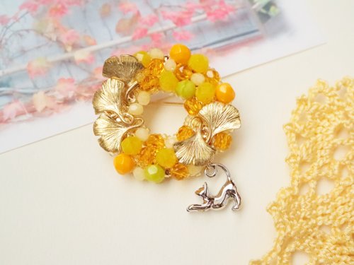 Heart Bouquet ねこの散歩道 いちょう並木の下で 繊細 リース ブローチ チェコガラス チェコビーズ 貓 揺れる ネコ 動物 アニマル 黃 イエロー 銀杏 イチョウ