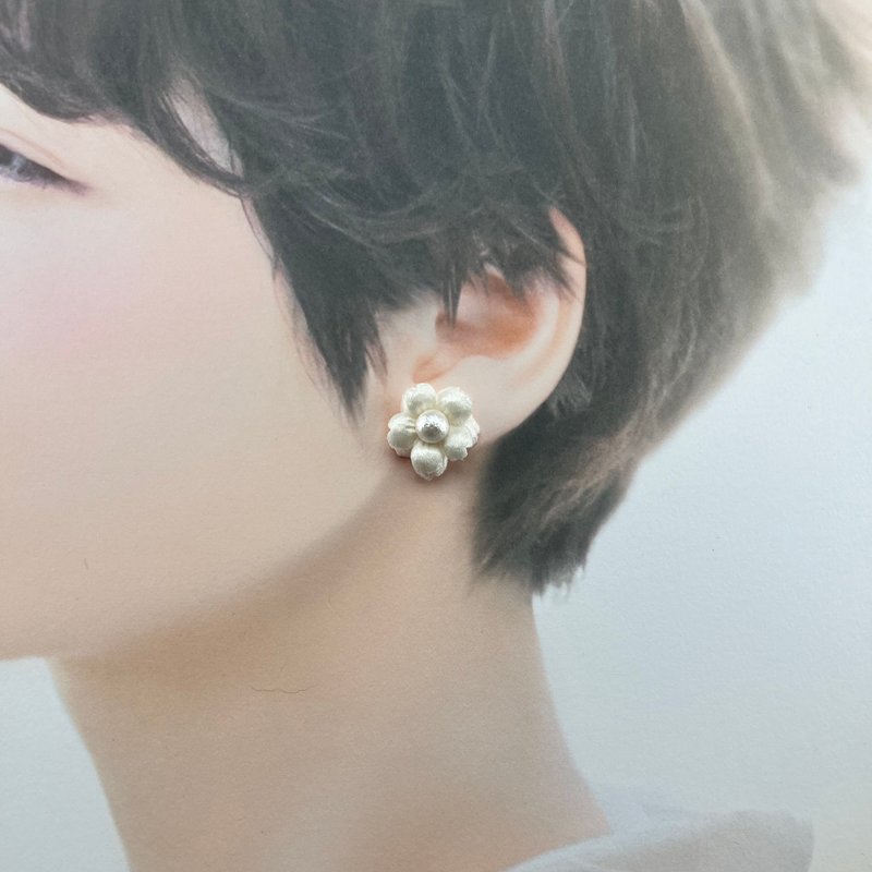 Fina | Pearl Small White Flower Stud Earrings - ต่างหู - วัสดุอื่นๆ ขาว