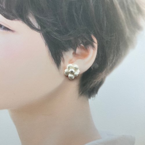 艸化工事 Maison du Corsage Fina 精美珍珠小白花貼耳耳環