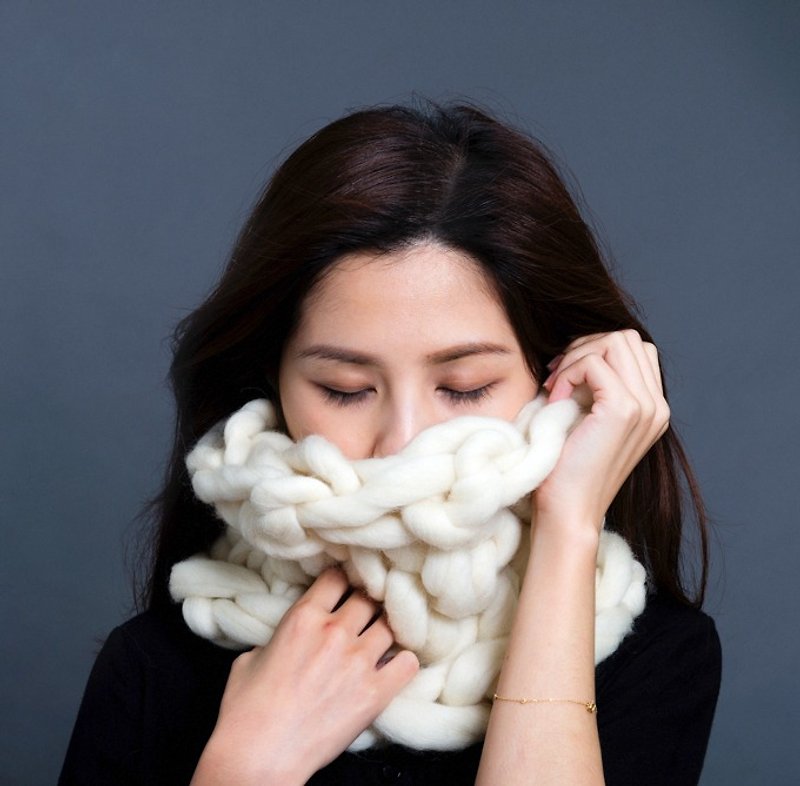【MOUNTAIN HAND MADE】100% wool circular scarf /White - Knit Scarves & Wraps - Wool White