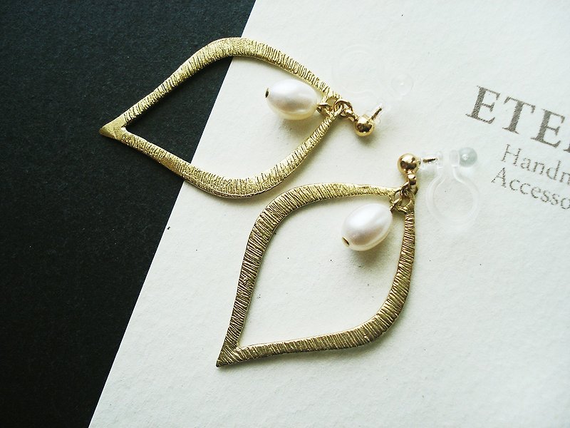 Fresh water pearl and gold color charm, clip on earrings 夾式 - Earrings & Clip-ons - Stone White