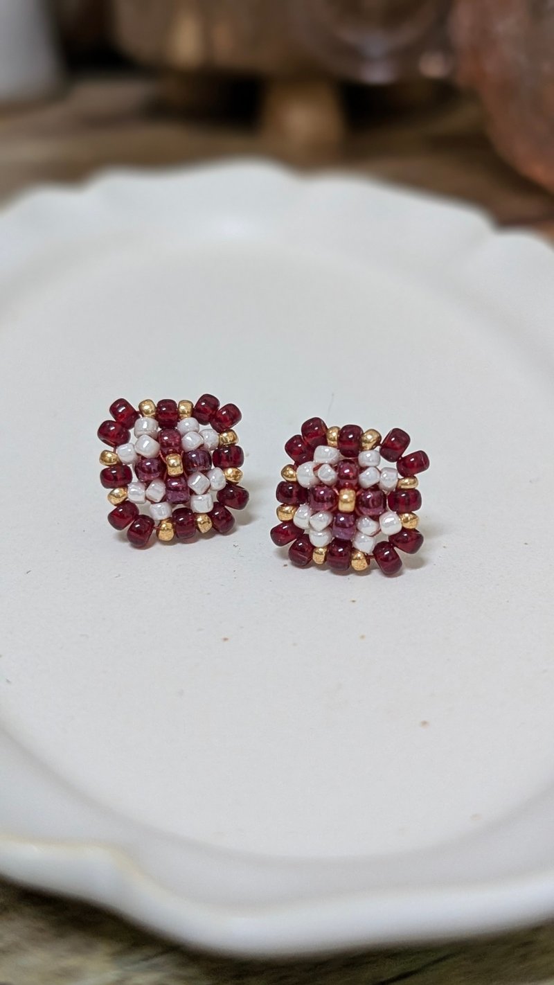 鉤針 串珠 編織   花磚耳環 寶石紅 - 耳環/耳夾 - 其他材質 紅色