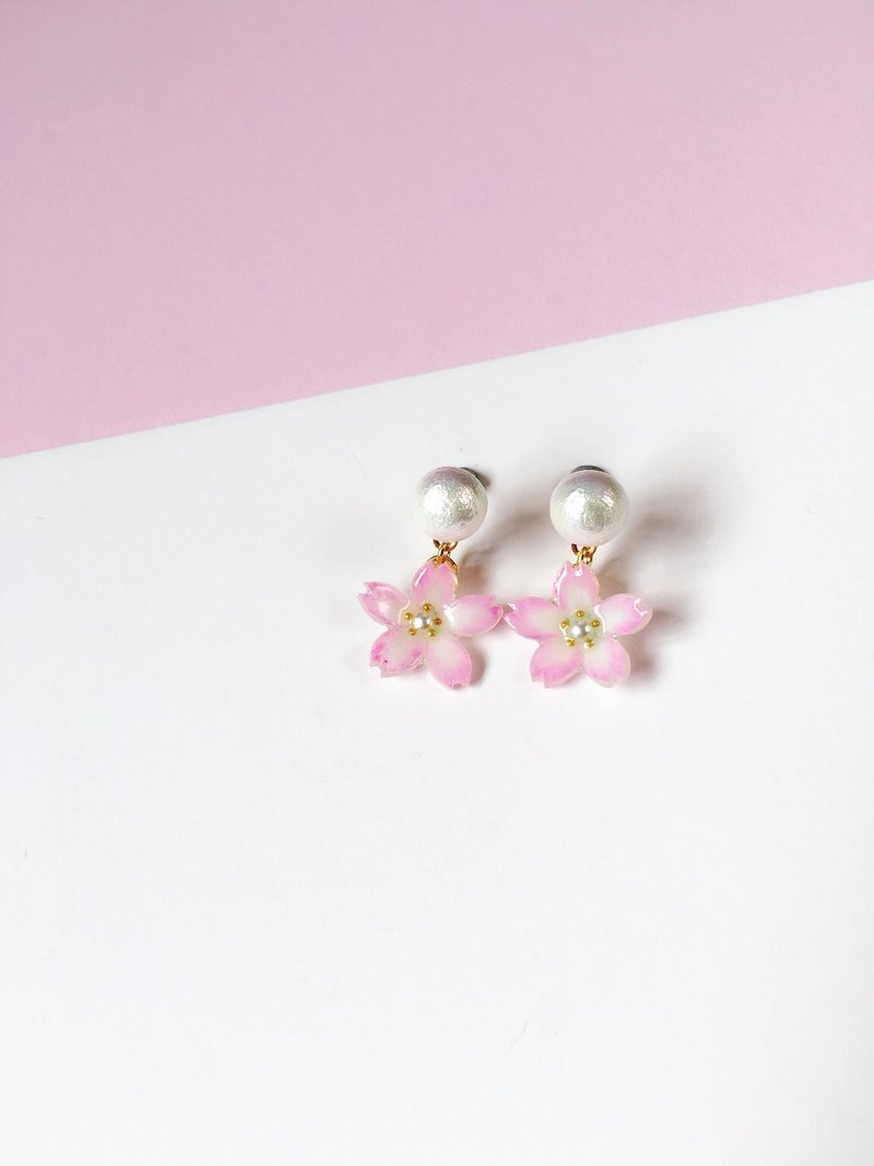 *Haku‧Neko* [限定-桜] 手繪粉紅櫻花棉棉珠子耳環 - 耳環/耳夾/耳骨夾 - 壓克力 粉紅色