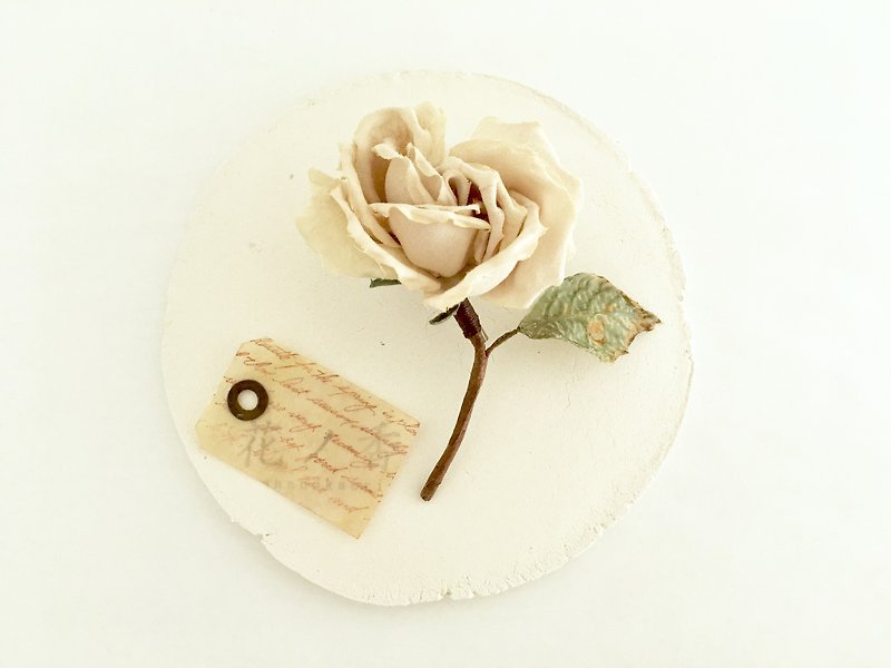 Old rose corsage (beige) - เข็มกลัด - ผ้าฝ้าย/ผ้าลินิน สีกากี
