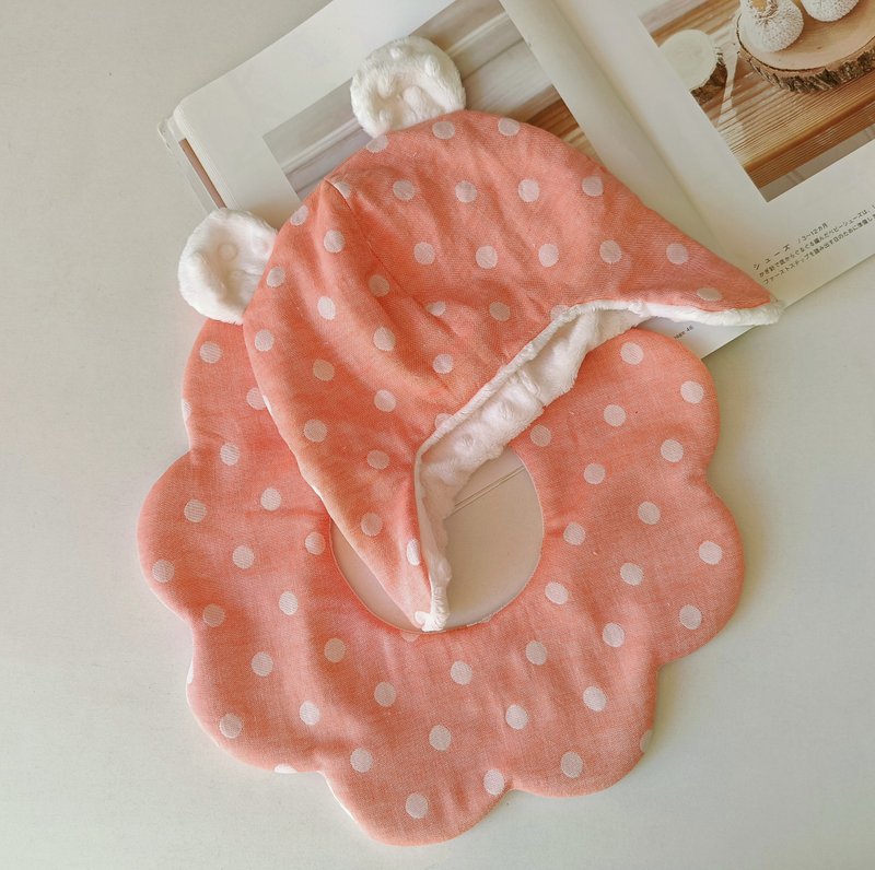 [Shipping within 5 days] One-month gift ear-covering bear hat, floral bib, baby hat to keep warm - Baby Gift Sets - Cotton & Hemp 