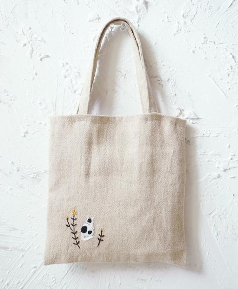 Pensive cat hand embroidery bag - กระเป๋าถือ - ผ้าฝ้าย/ผ้าลินิน ขาว