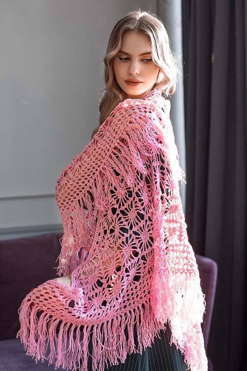 ピンクのかぎ針編みのショール（ルレックス付き）。高品質の手作り