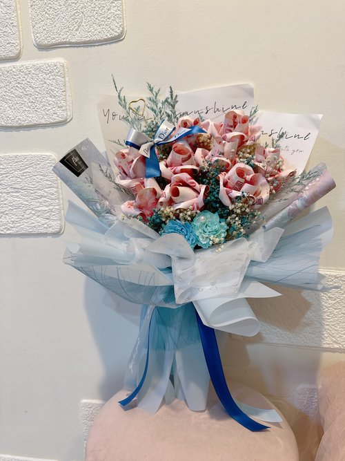 For love or money? Banknote bouquet gets mixed reactions