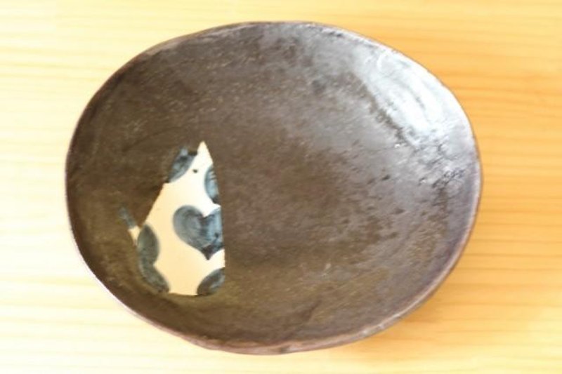 A black black-and-white brush's oval dish. - จานเล็ก - ดินเผา สีดำ