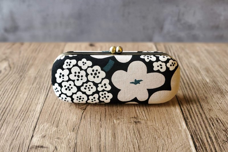 Hydrangea popcorn flower Japanese cloth glasses case pen box mouth gold box - กล่องแว่น - ผ้าฝ้าย/ผ้าลินิน 