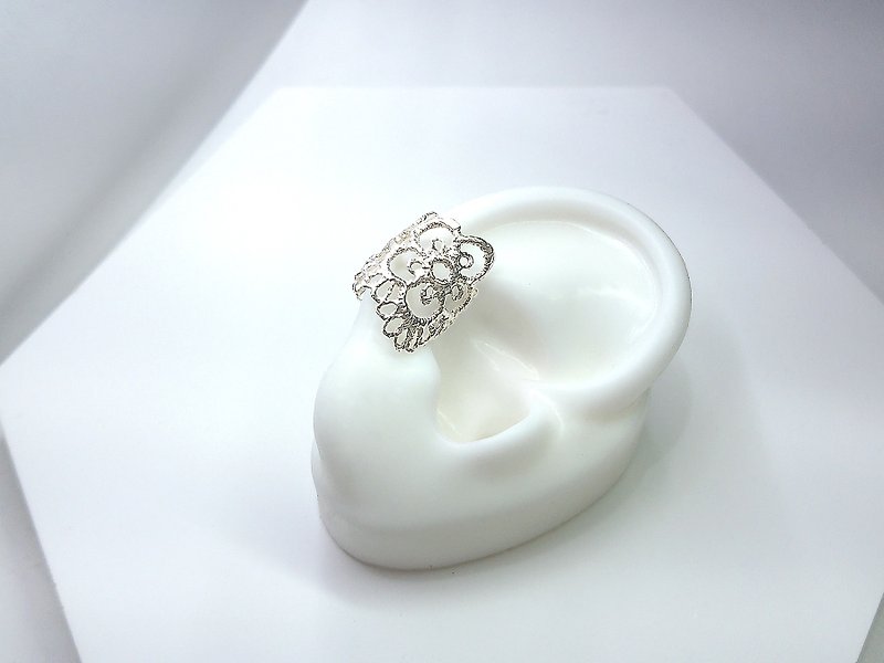S Lee Lace Creation Series-Five-petal Flower Ear Cuff (925 Silver ) - ต่างหู - เงินแท้ 