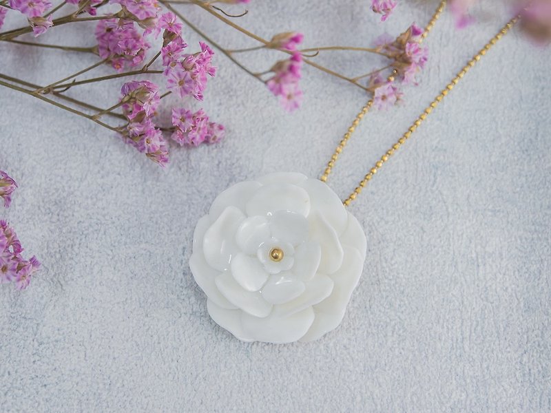 Plum ~ white porcelain flower pendant ~L - สร้อยคอ - ดินเผา ขาว