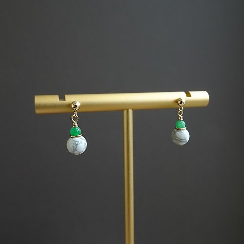 Joyce Wu Handmade Jewelry 蘋果綠澳洲玉 白紋石 14Kgf 包金垂墜耳環 小巧輕盈 | 復古唐頓