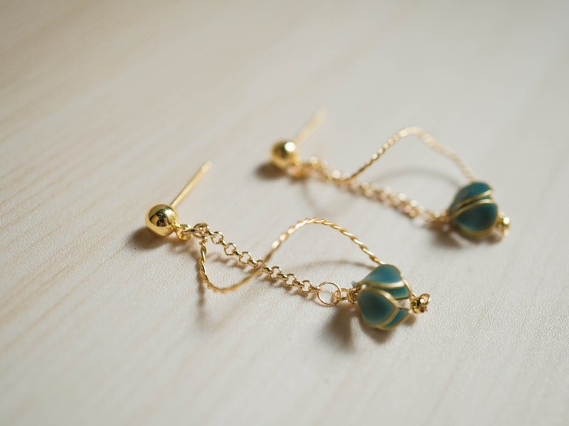 【Flower Temperature】The swirling shadow of bell flowers. Dark green. Ear needle/ Clip-On - Earrings & Clip-ons - Other Metals Green