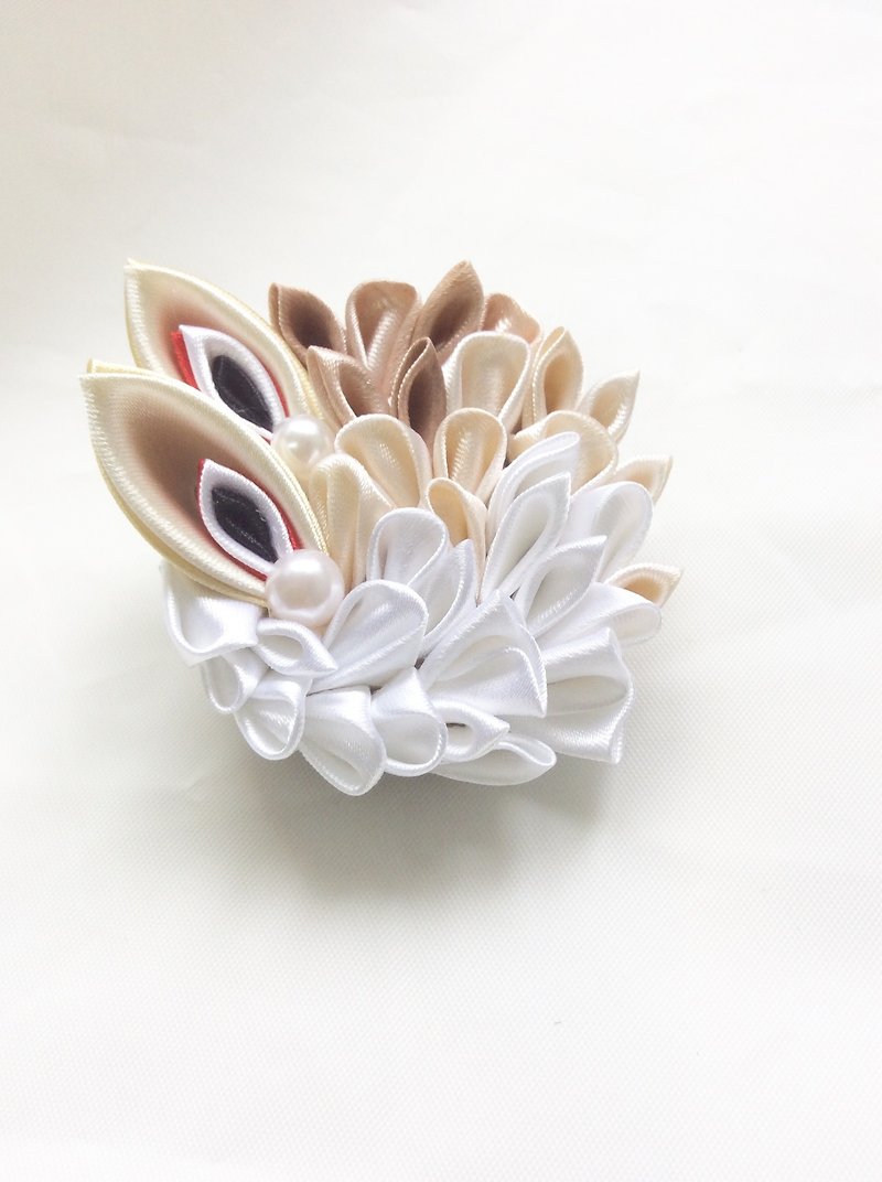 Kanzashi ribbon flower pin - Brooches - Silk Brown
