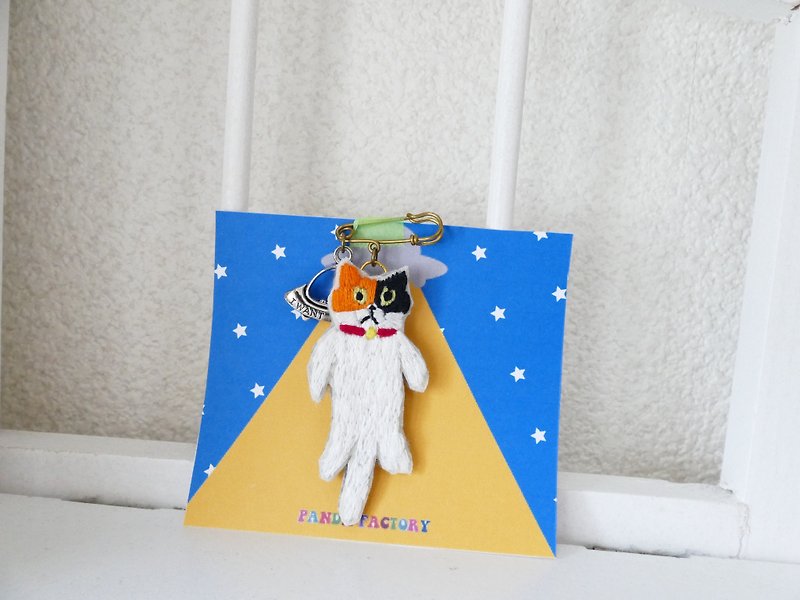 Embroidery brooch Calico cat and UFO - เข็มกลัด - ผ้าฝ้าย/ผ้าลินิน สีดำ