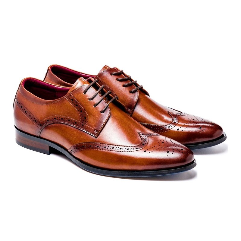 Hand-painted wing pattern carved men's leather shoes brown - รองเท้าหนังผู้ชาย - หนังแท้ 