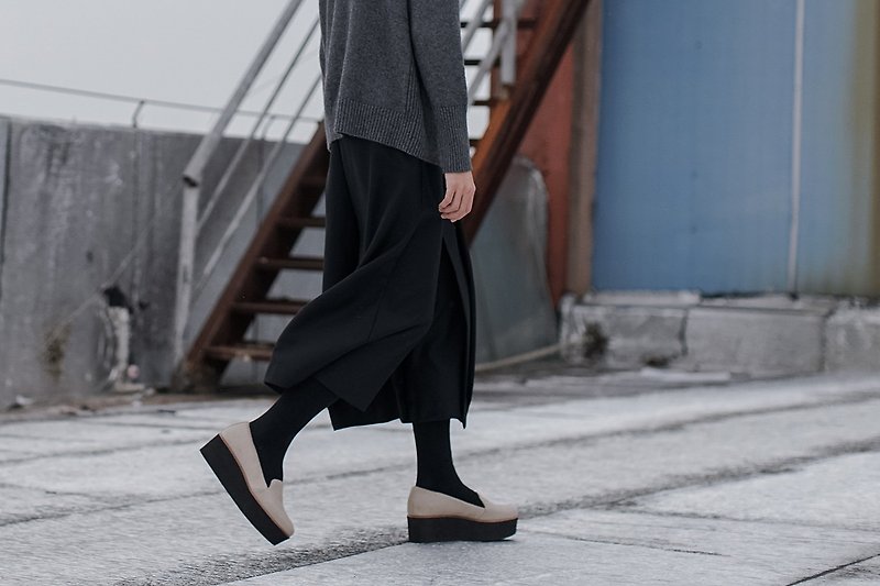 Three-dimensional cut pleated black wool asymmetrical design of the whole wide leg culottes Yamamoto wind all wool worsted suiting system fall and winter wardrobes | Fan Tata independent design women's brands - Women's Pants - Wool Black