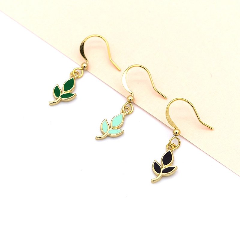 A touch of green leaves | Hook type dangling earrings birthday gift - ต่างหู - วัตถุเคลือบ สีเขียว
