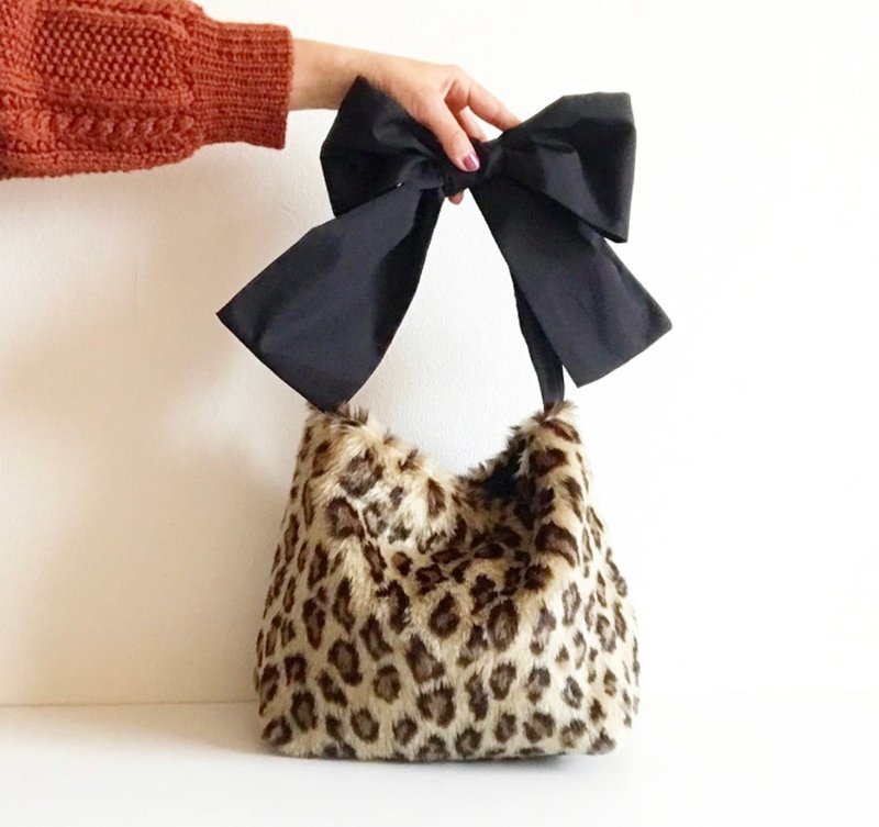 Made to order 3way fake fur ribbon bag in leopard print - กระเป๋าแมสเซนเจอร์ - เส้นใยสังเคราะห์ หลากหลายสี