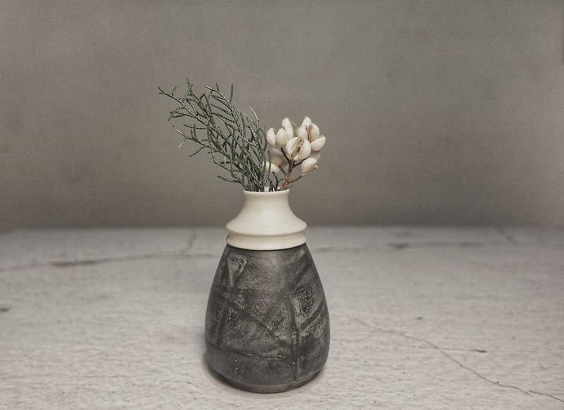 ink light flower vase - เซรามิก - ดินเผา สีดำ