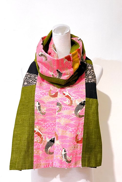 Jul's collection 純手作/日本螢光粉紅燙金鯉魚印花綠色拼接黑色色塊圍巾披肩