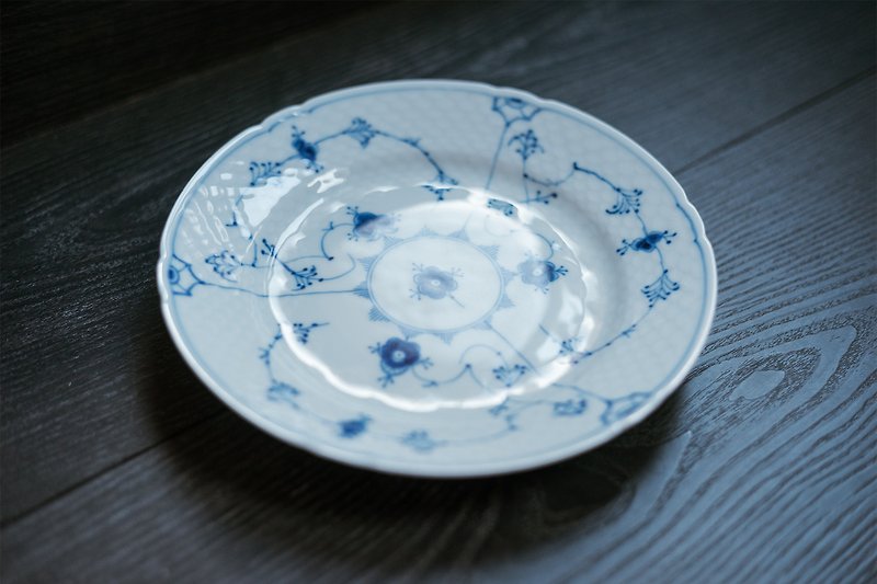 B&Gー 唐草鱼鳞 antique grooved bread plate / Bing&Grondahl European antique old pieces - Plates & Trays - Porcelain Blue